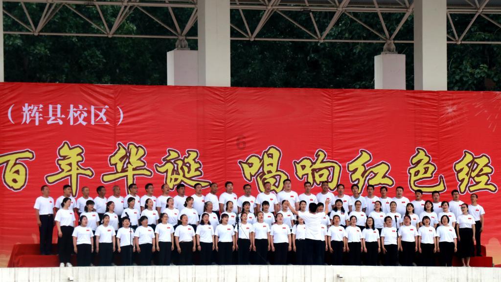菏泽老年书画研究会牡丹分会开展写春联迎新春送祝福活动
